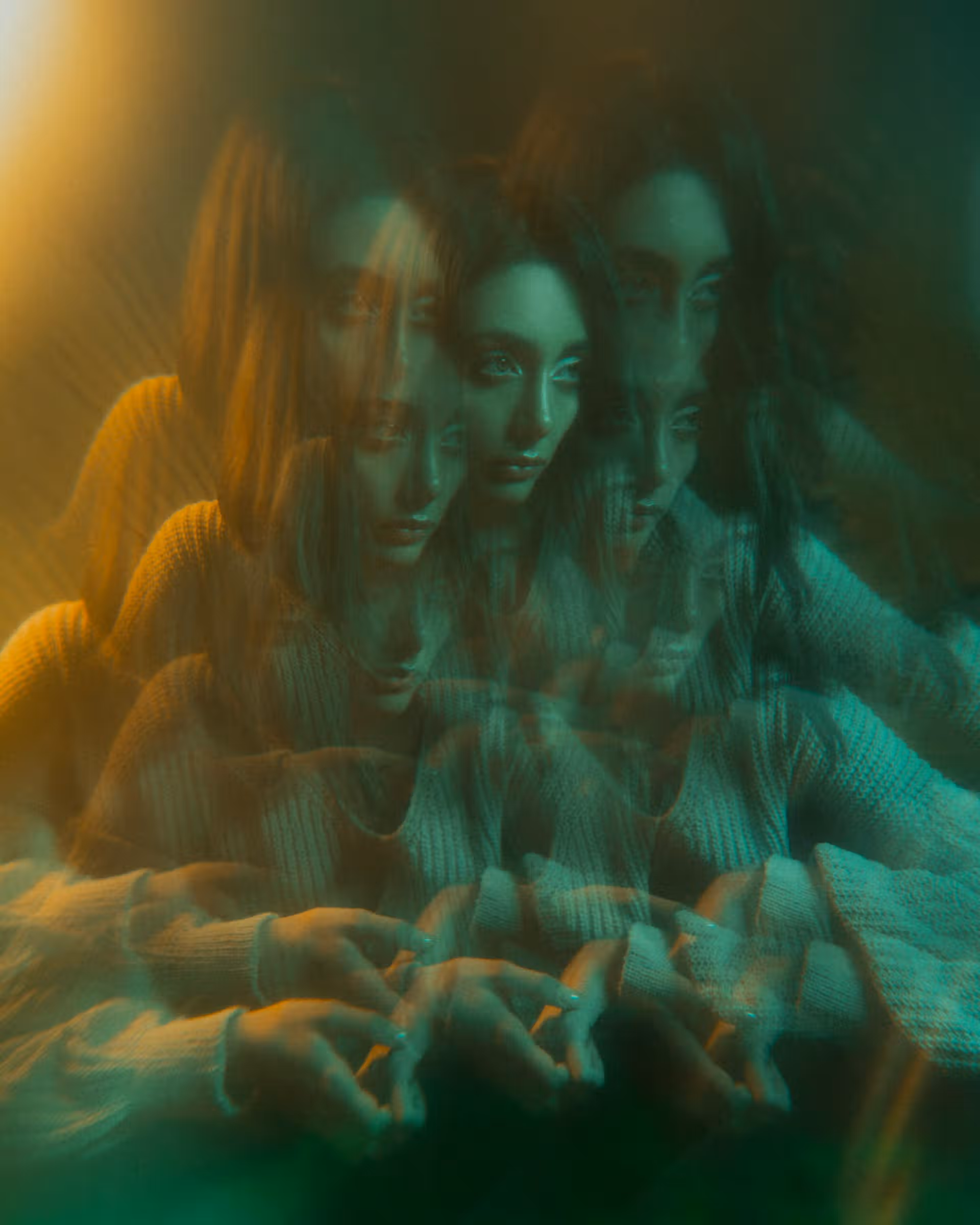 Jeune femme stressée flou, couleur dominante vert clair et vert foncé, comme si c'était vu à partir d'un kaléidoscope. Une lumière jaune éclaire par l'arrière de la personne.